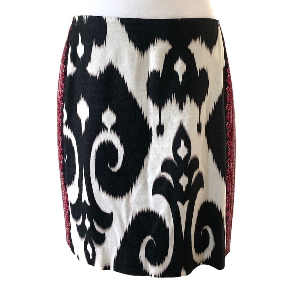 White House Black Market 6 skirt black and white